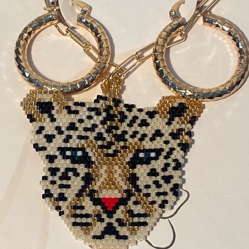 necklace with tiger face woven with the miyuki technique and gold steel earrings